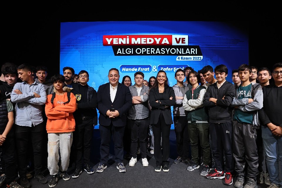 Yeni Medya Söyleşileri ilk konukları gazeteci Hande Fırat ve Zafer Şahin'le başladı