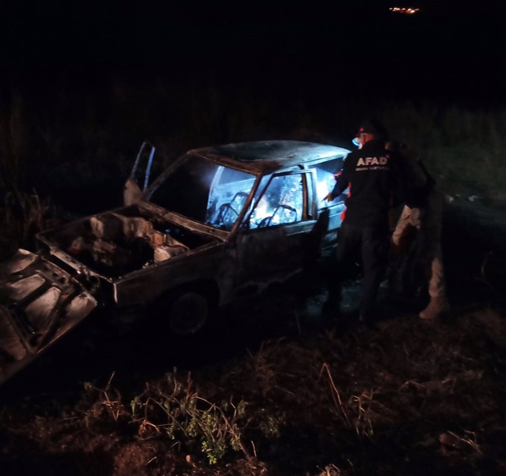 Şarampole devrilip alev aralan araçta 6 kişi hayatını kaybetti