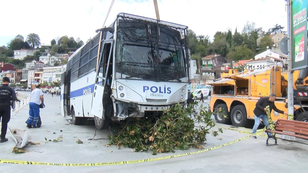 Boğaz'da faciadan dönüldü! Polisleri taşıyan otobüs denize uçuyordu
