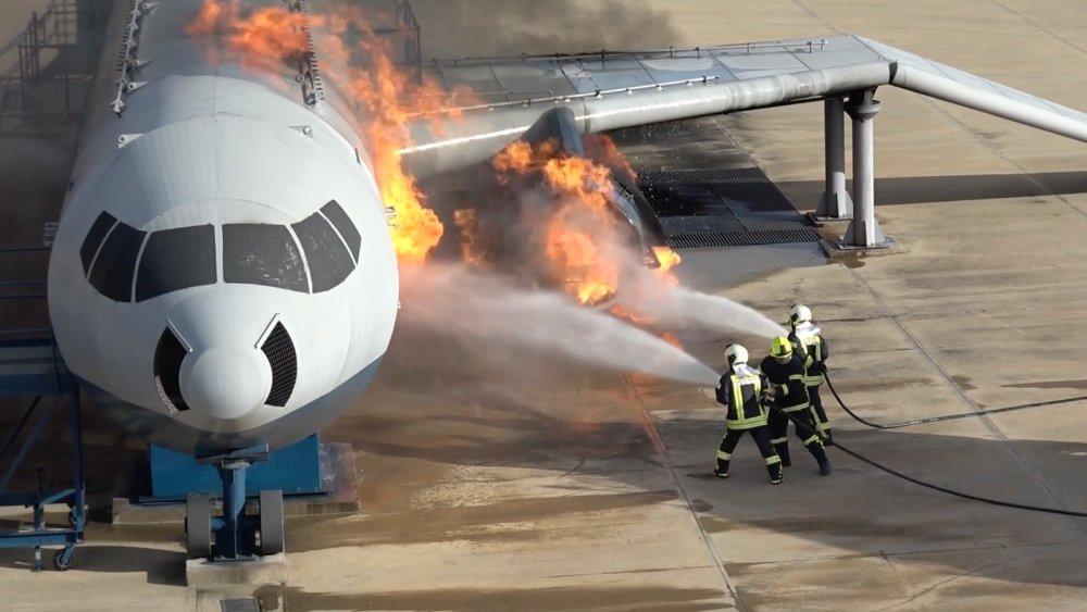 'Uçakta yangın tatbikatı' gerçeğini aratmadı