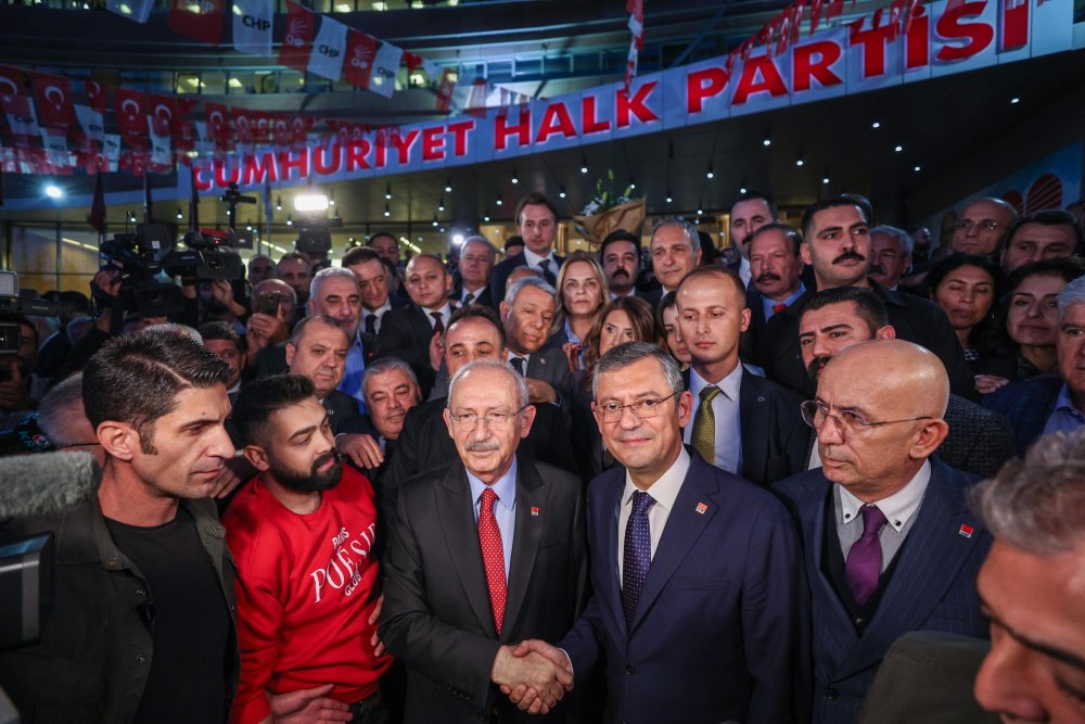 Kılıçdaroğlu görevi Özgür Özel'e devretti