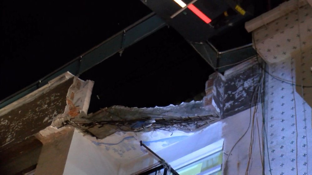 Zeytinburnu'nda 3 katlı binanın çatı katı çöktü