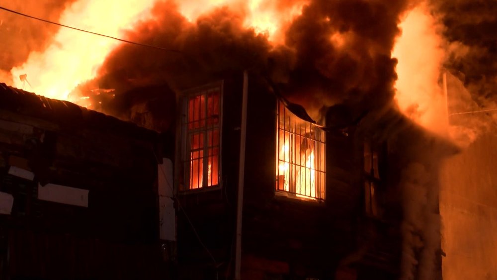 2 katlı binada korkutan yangın: Alevler kısa sürede büyüdü