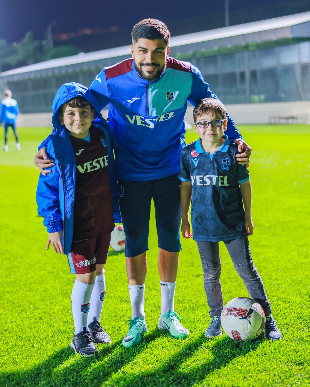 Biber gazlı saldırıya uğrayan Yusuf Emir Trabzonspor’u ziyaret etti