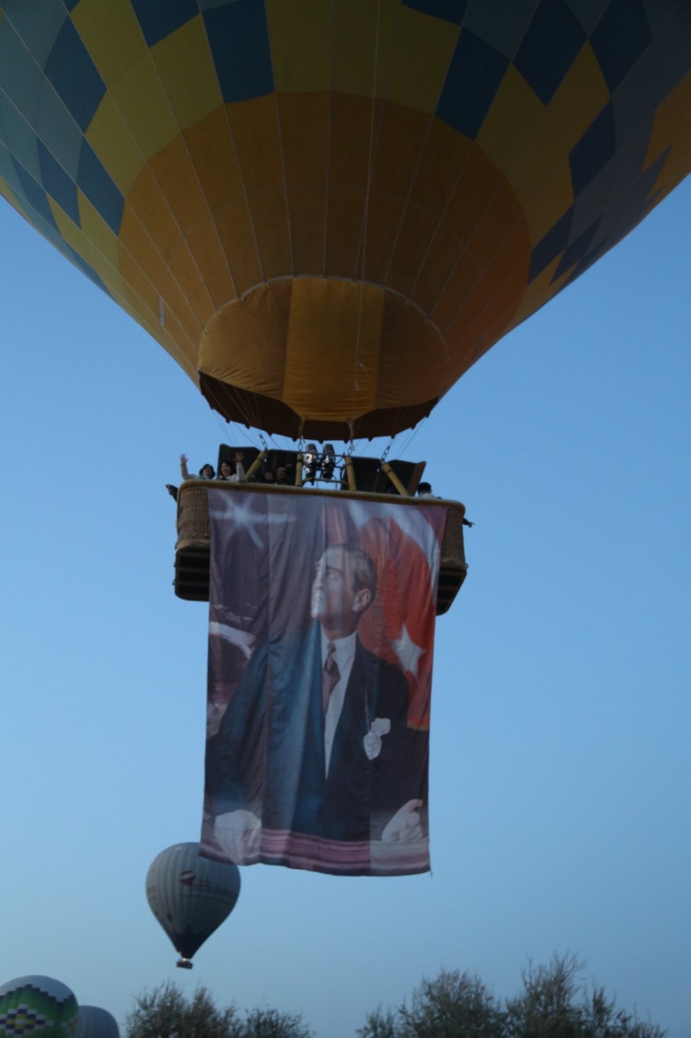 Balonlar, Atatürk posterleri ve Türk bayraklarıyla havalandı