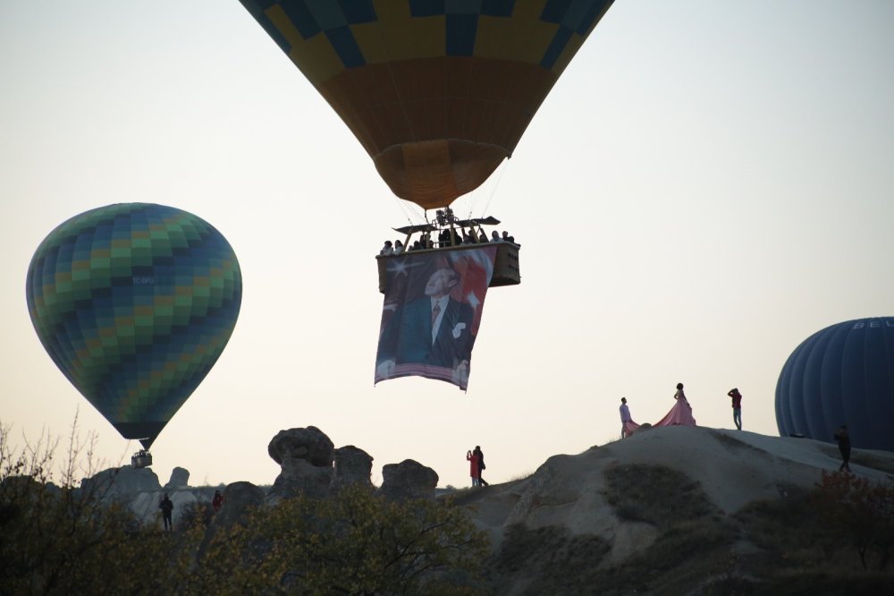 Balonlar, Atatürk posterleri ve Türk bayraklarıyla havalandı