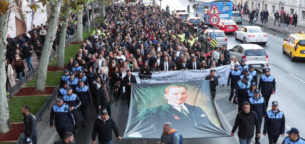Beşiktaş'ta Atatürk'e 'Saygı Yürüyüşü'