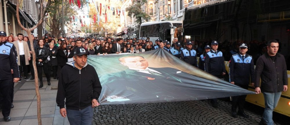 Beşiktaş'ta Atatürk'e 'Saygı Yürüyüşü'