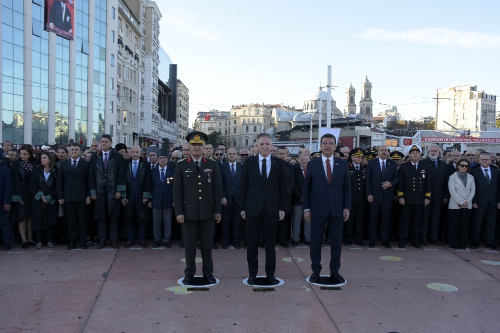 Taksim Meydanı'nda Atatürk'ü anma töreni