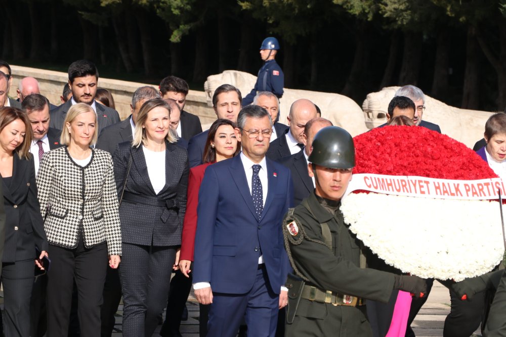 CHP Genel Başkanı Özgür Özel'den Anıtkabir'e ziyaret