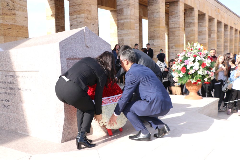 CHP Genel Başkanı Özgür Özel'den Anıtkabir'e ziyaret