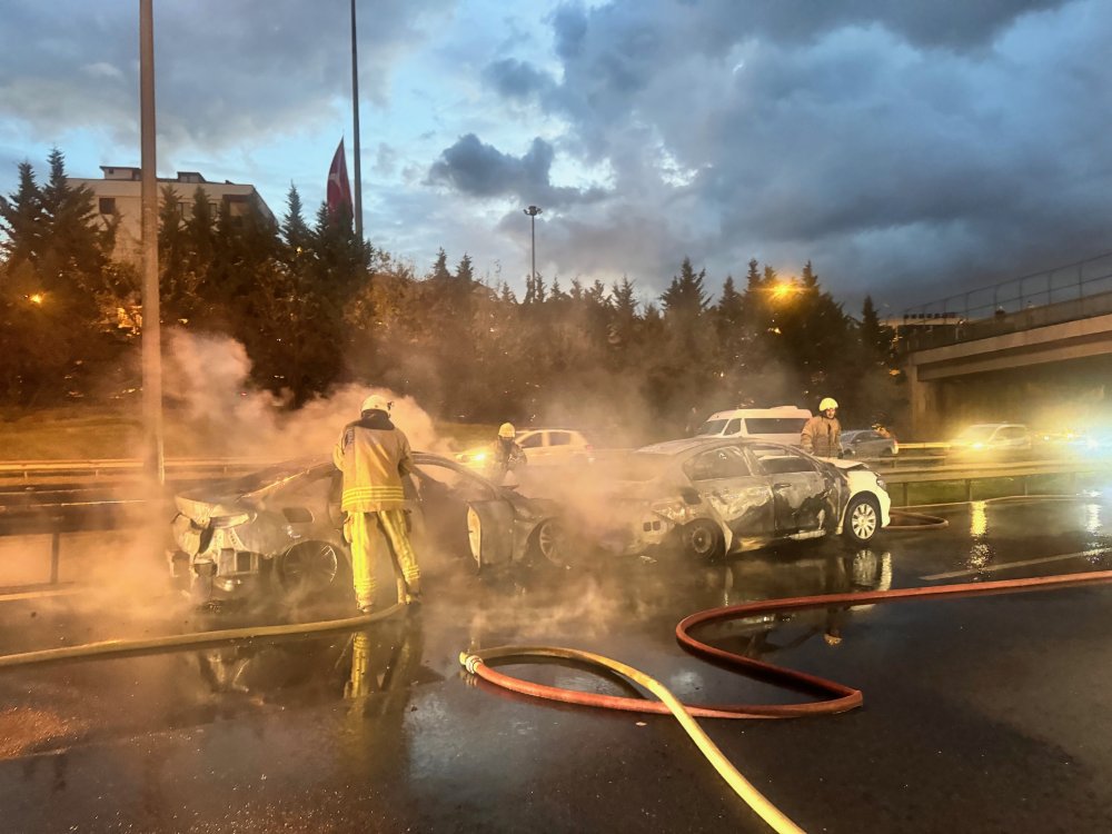 TEM Otoyolu'nda zincirleme kaza: Trafik durdu, araçlar yandı