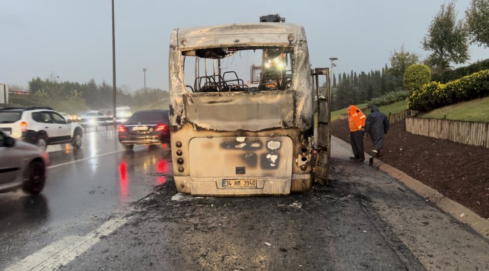 TEM'de midibüs alev alev yandı: 2 şerit trafiğe kapatıldı