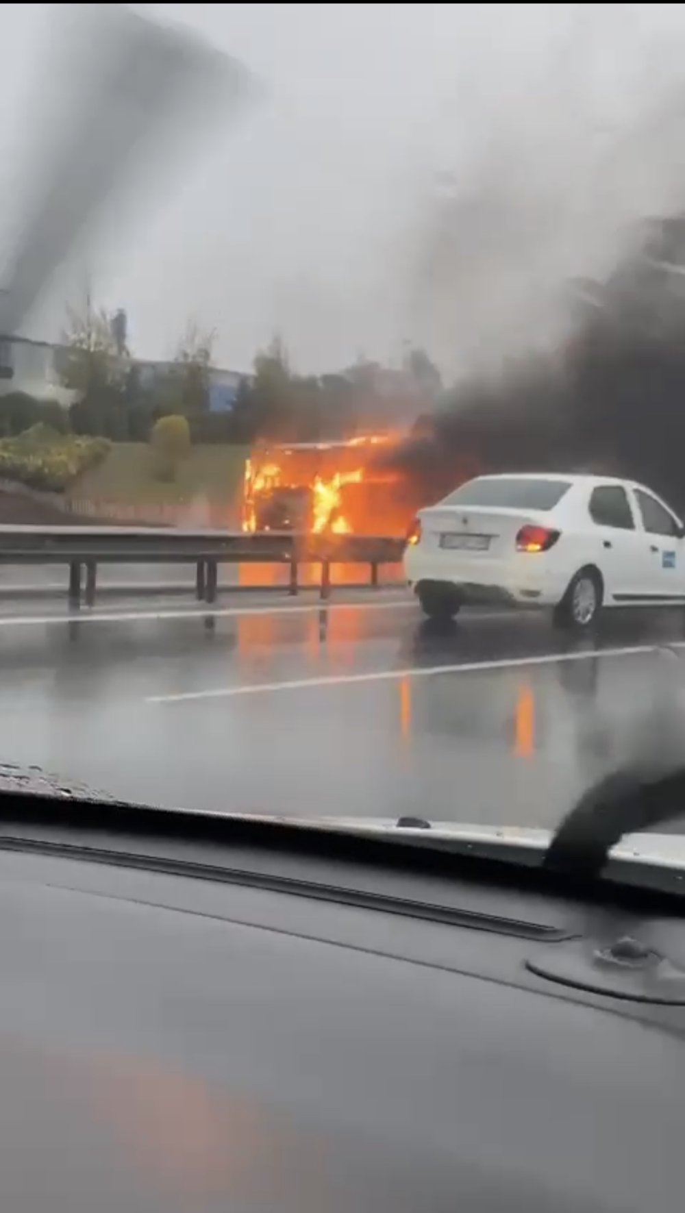 TEM'de midibüs alev alev yandı: 2 şerit trafiğe kapatıldı