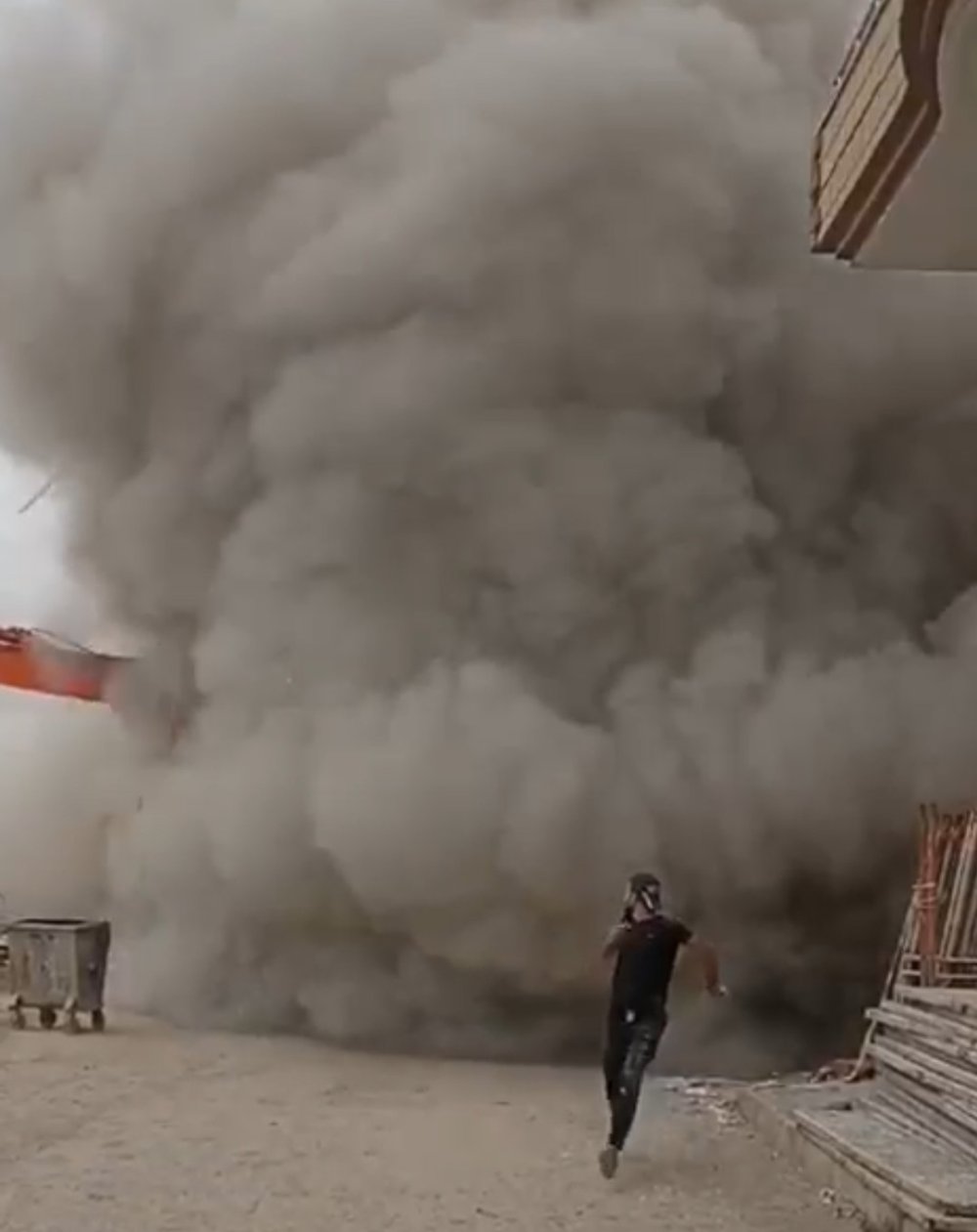 7 katlı bina, yıkım sırasında çöktü: Çevreyi toz bulutu kapladı