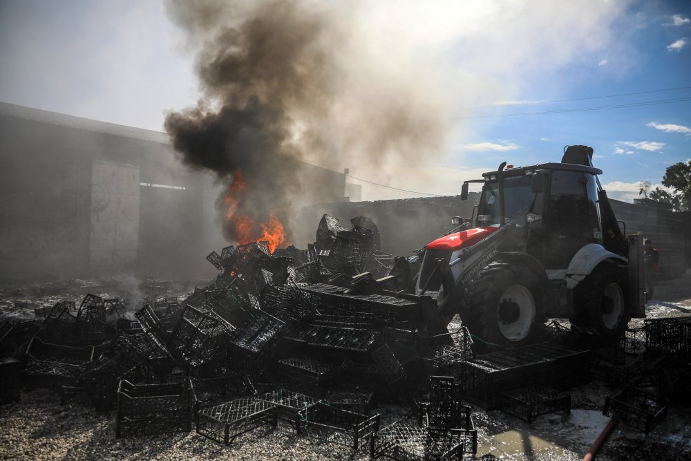 Plastik fabrikasında korkutan yangın: Binlerce plastik kasa yandı