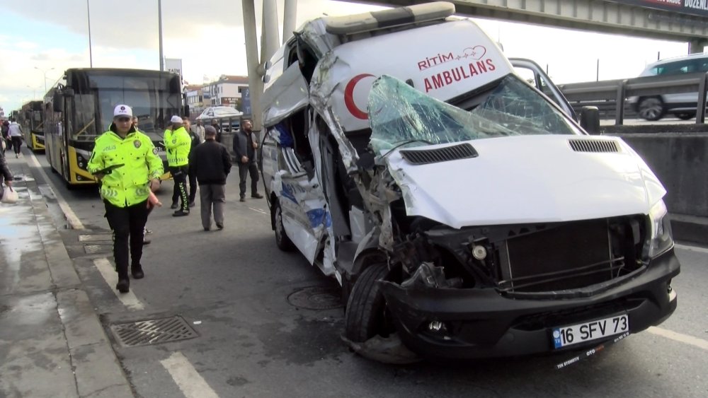 Ambulans, İETT otobüsü ve otomobile çarptı