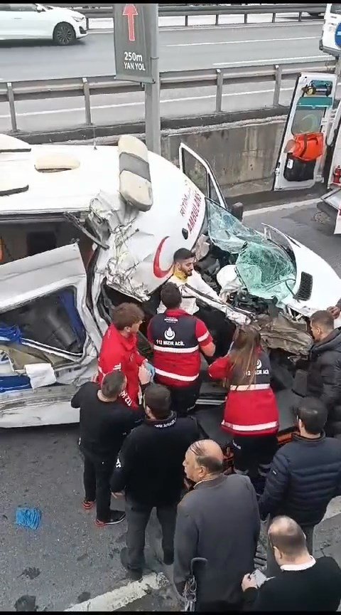 Ambulans, İETT otobüsü ve otomobile çarptı