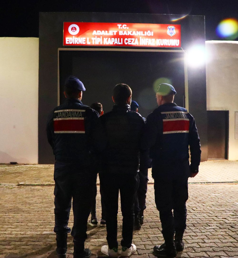Çaldıkları tekne motorlarını İstanbul'da satarken yakalandılar