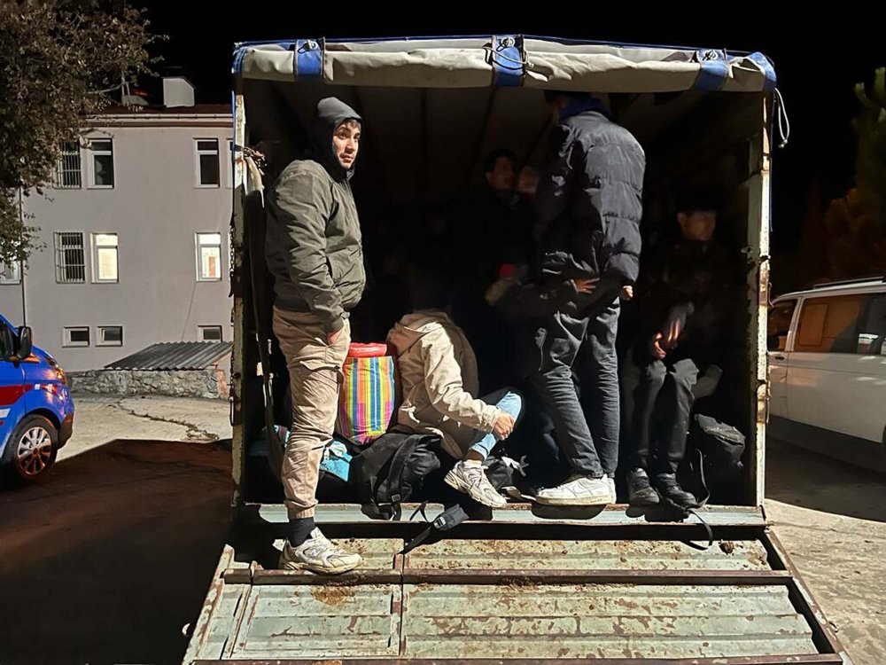 Kamyonet ve minibüste 64 kaçak göçmen ile 4 organizatör yakalandı