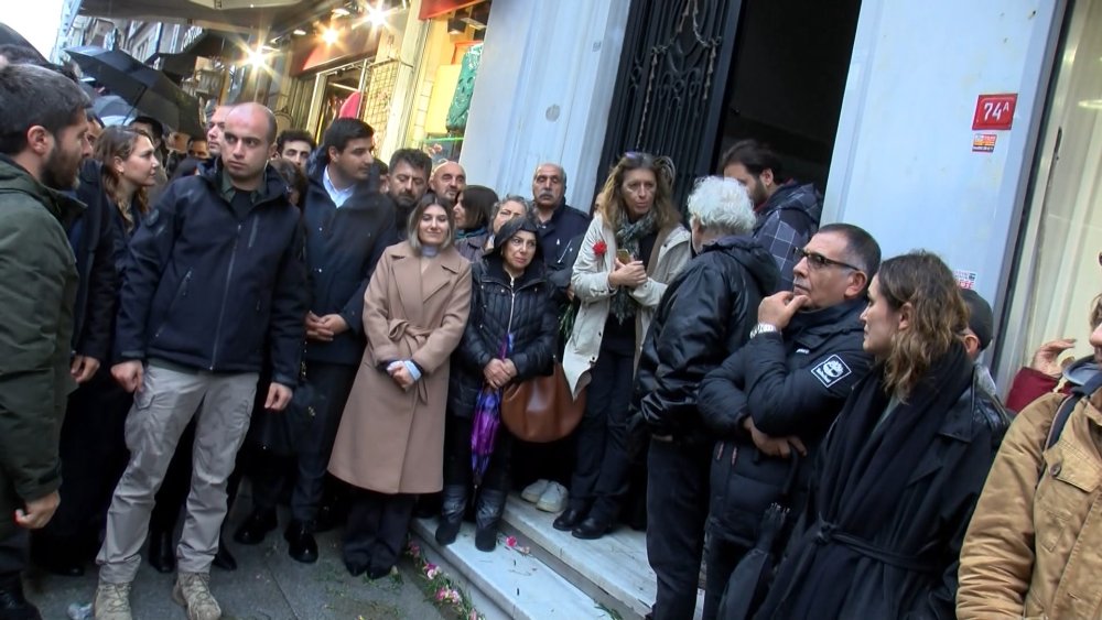 Hrant Dink'in öldürüldüğü yerde karanfilli protesto: 'Karanlık güçler iş başında'