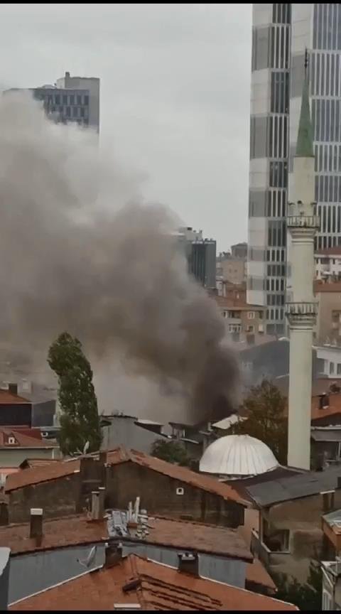Ataşehir'de geri dönüşüm deposunda yangın çıktı