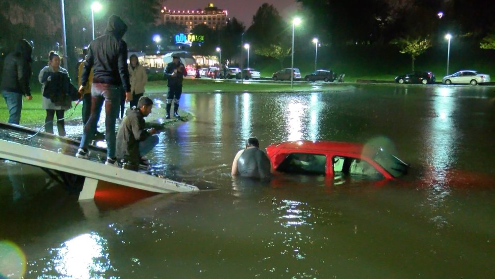 Bursa'da otomobil süs havuzuna düştü