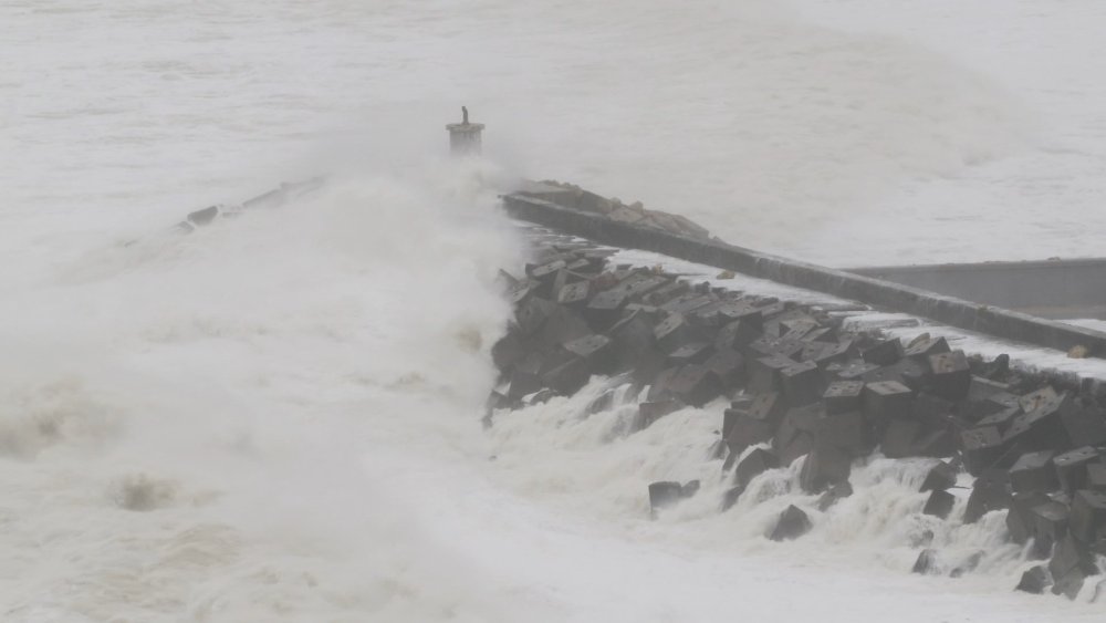 Fırtına'nın etkisiyle Karaburun'da dev dalgalar oluştu