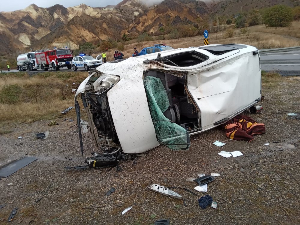 Hafif ticari aracın devrildiği kazada 3 kişi yaralandı