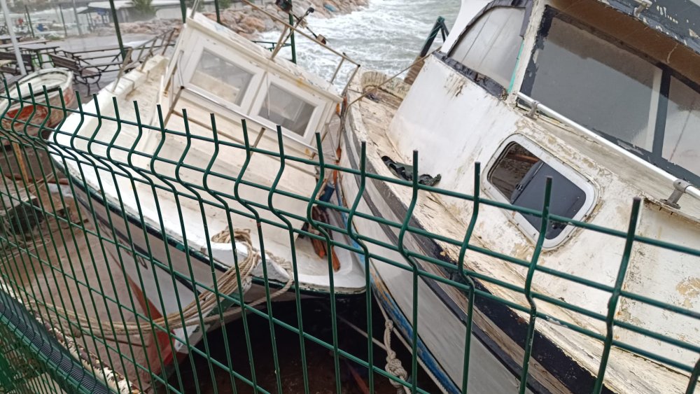 Olumsuz hava şartları sebebiyle teknelerde hasar oluştu