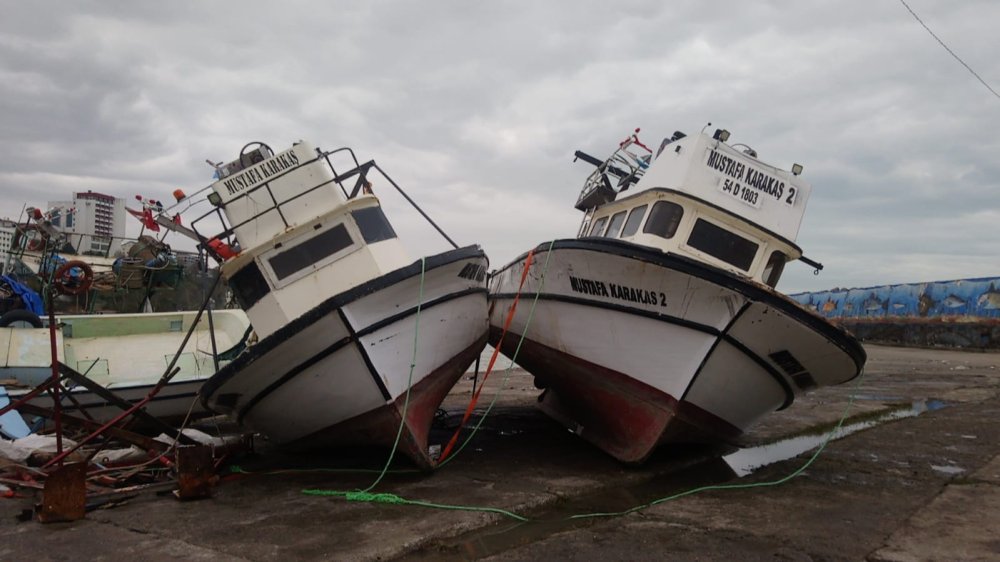 Fırtınada tekneler ve balıkçı kulübeleri zarar gördü