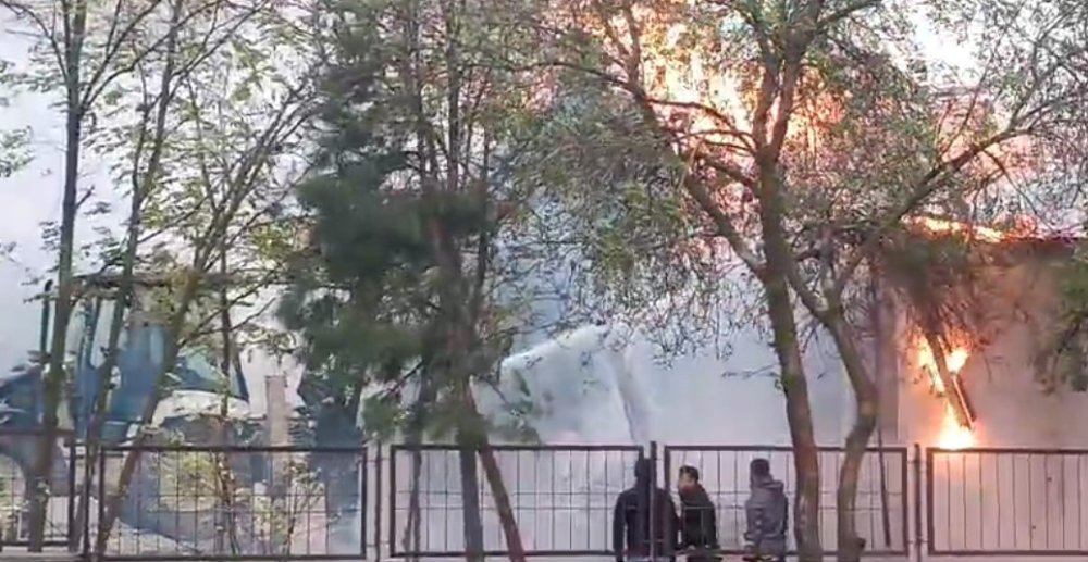 Okulda yangın paniği: Yüzlerce öğrenci tahliye edildi