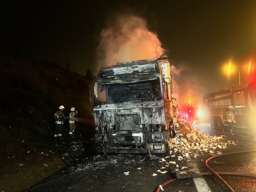 Sancaktepe'de peçete yüklü TIR alev alev yandı