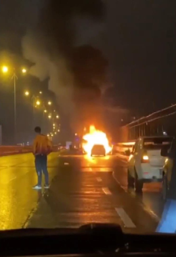 TEM bağlantı yolunda otomobil alev alev yandı:
