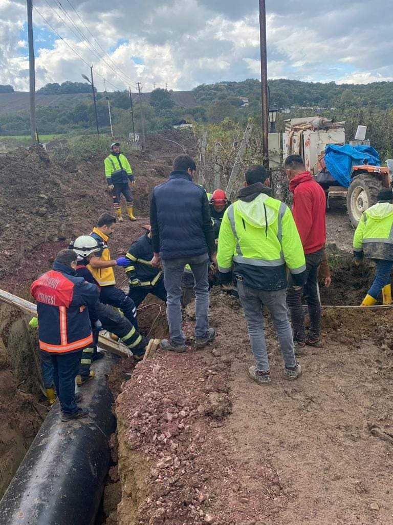 İçme suyu hattı çalışmasında göçükte kalan işçi kurtarıldı
