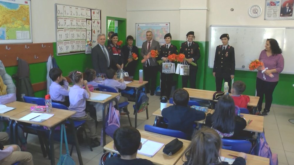 Jandarma'dan Öğretmenler Günü'ne Çiçekli Kutlama