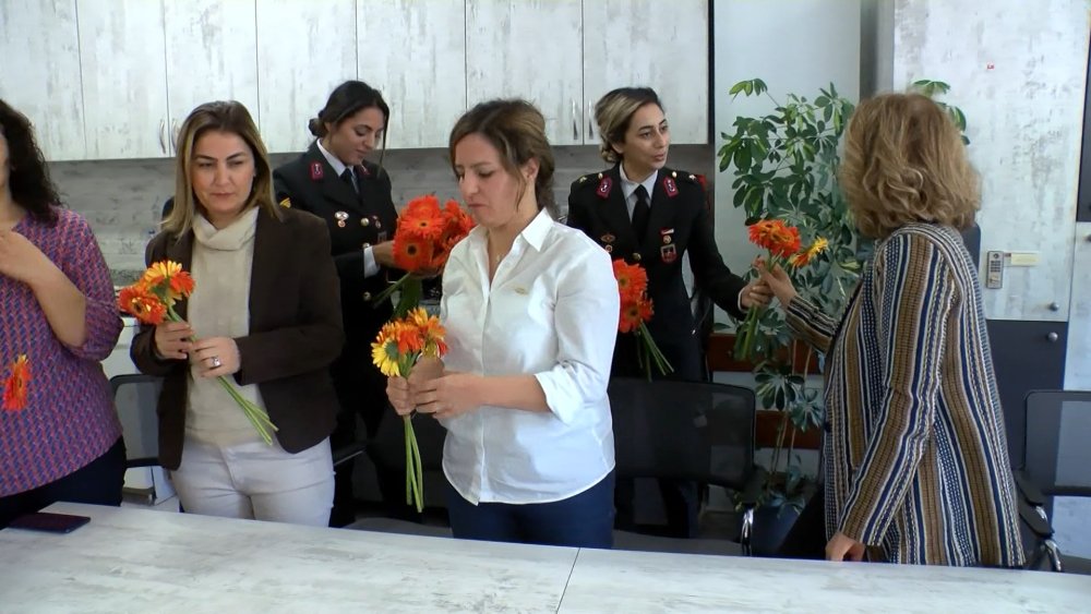 Jandarma'dan Öğretmenler Günü'ne Çiçekli Kutlama