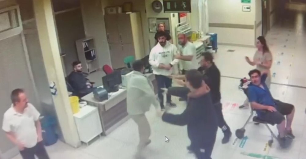 Acil serviste sağlık personeline silahlı tehdit kamerada: 'Haklarını helal etsinler'