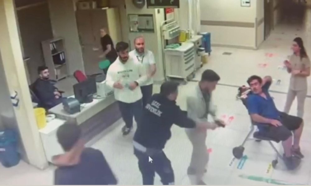 Acil serviste sağlık personeline silahlı tehdit kamerada: 'Haklarını helal etsinler'