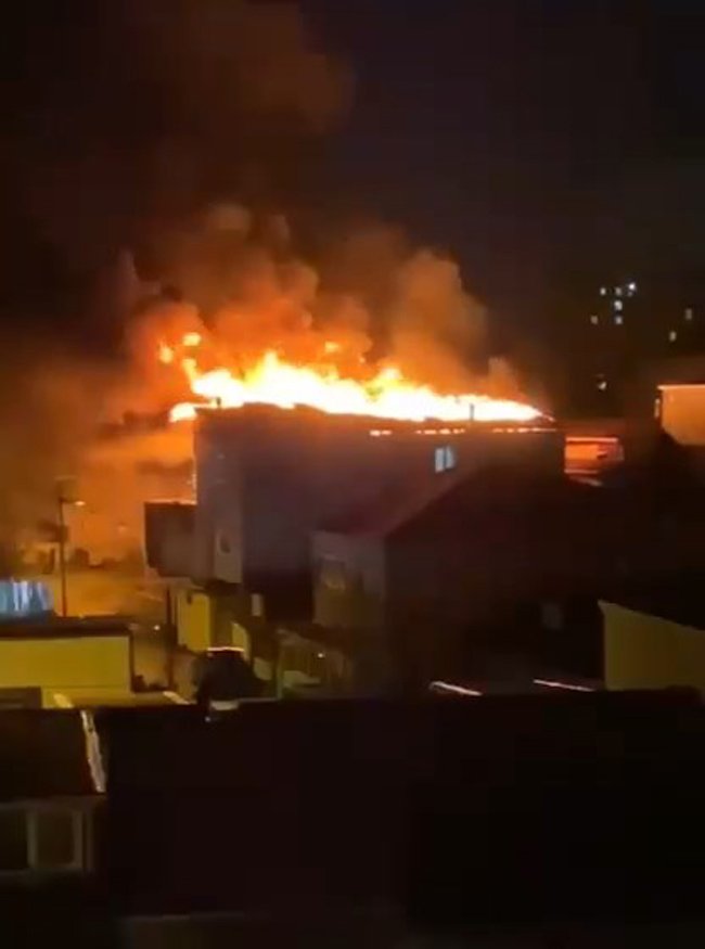 Ataşehir'de 2 katlı binanın çatısında yangın çıktı