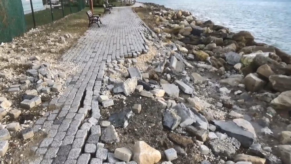Silivri'deki dev dalgalar parke taşlarını yerle bir etti