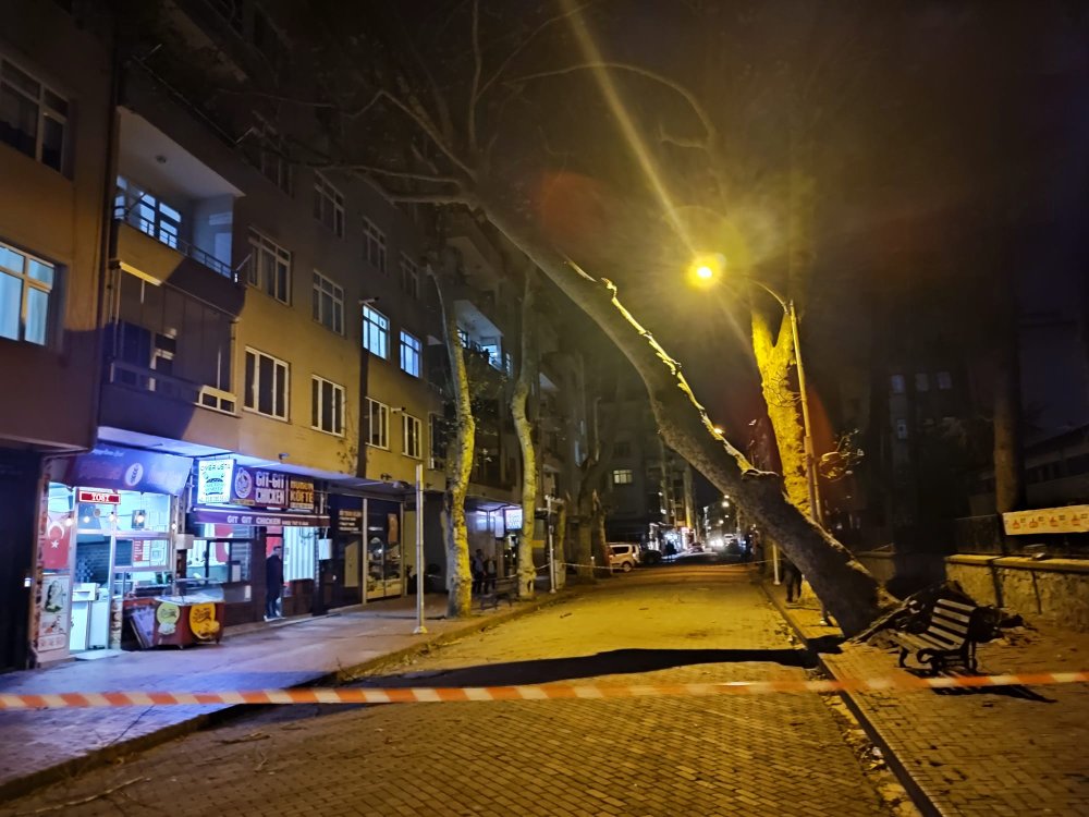 Trabzon'da uçan çatının altında kalmaktan kıl payı kurtuldu