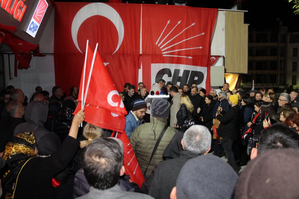 CHP’ye geri dönen Tanju Özcan çöpe atılan fotoğrafını duvara astı: 'Seçimin startını veriyoruz'