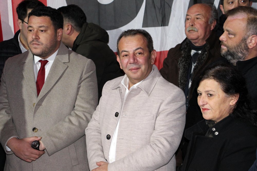 CHP’ye geri dönen Tanju Özcan çöpe atılan fotoğrafını duvara astı: 'Seçimin startını veriyoruz'