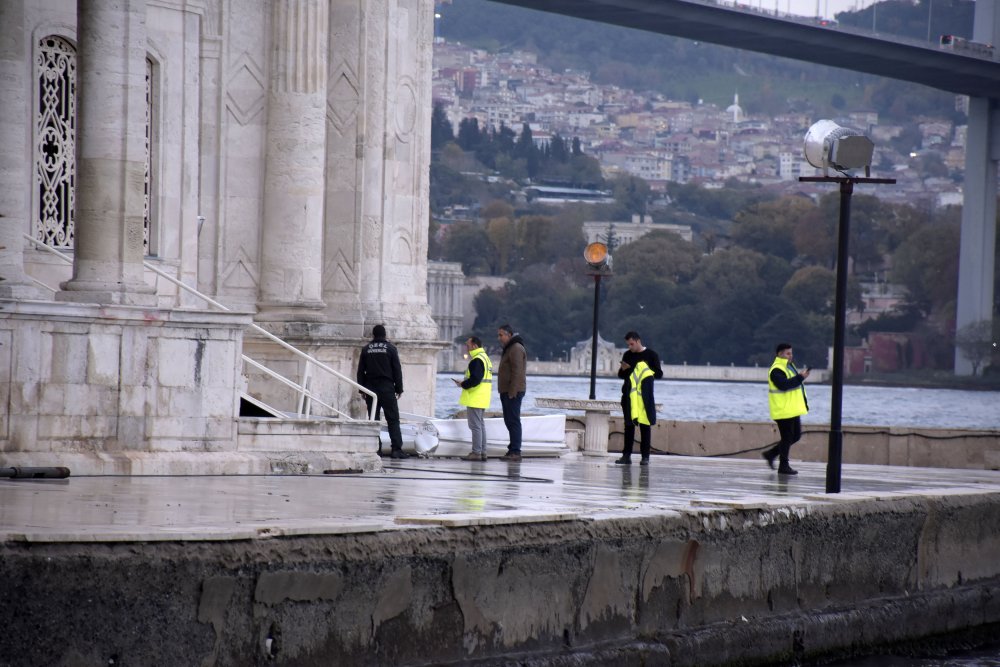 İstanbul'da fırtına: Beton bloklar Büyük Mecidiye Camii'nin avlusuna savruldu