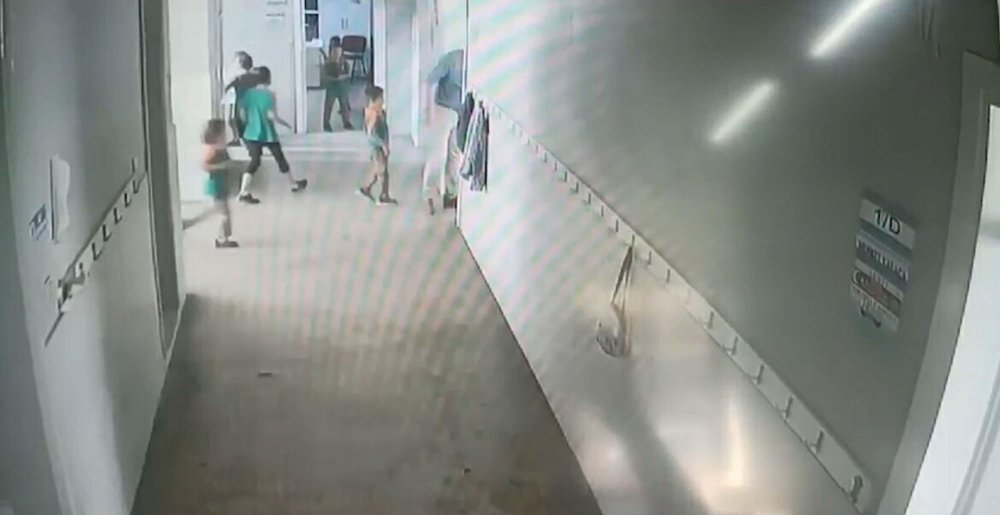 Müdür yardımcısı 6 yaşındaki öğrenciyi havaya kaldırıp fırlattı, o anlar kamerada