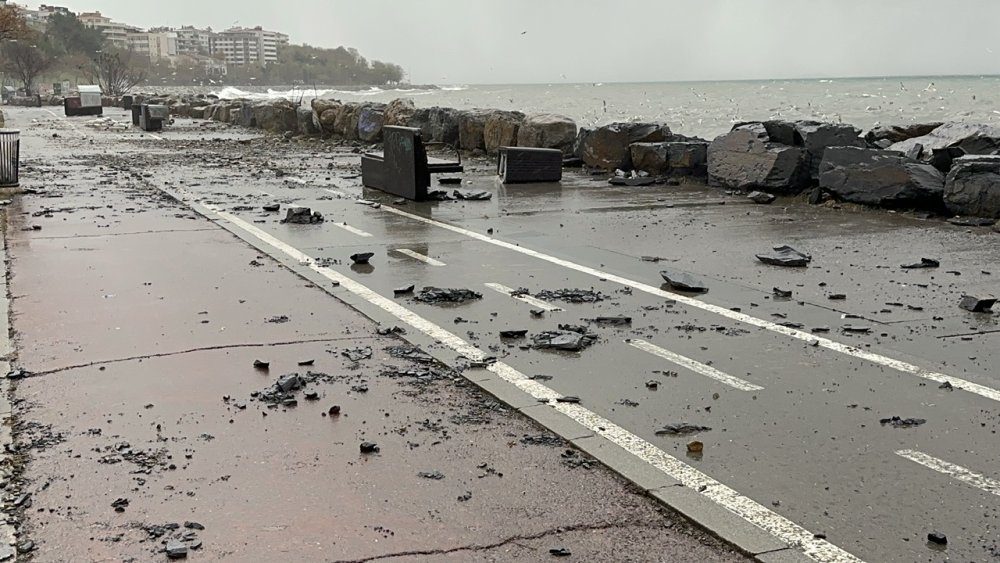 Bağcılar ve Kadıköy'de sağanak yağış herkese zor anlar yaşattı