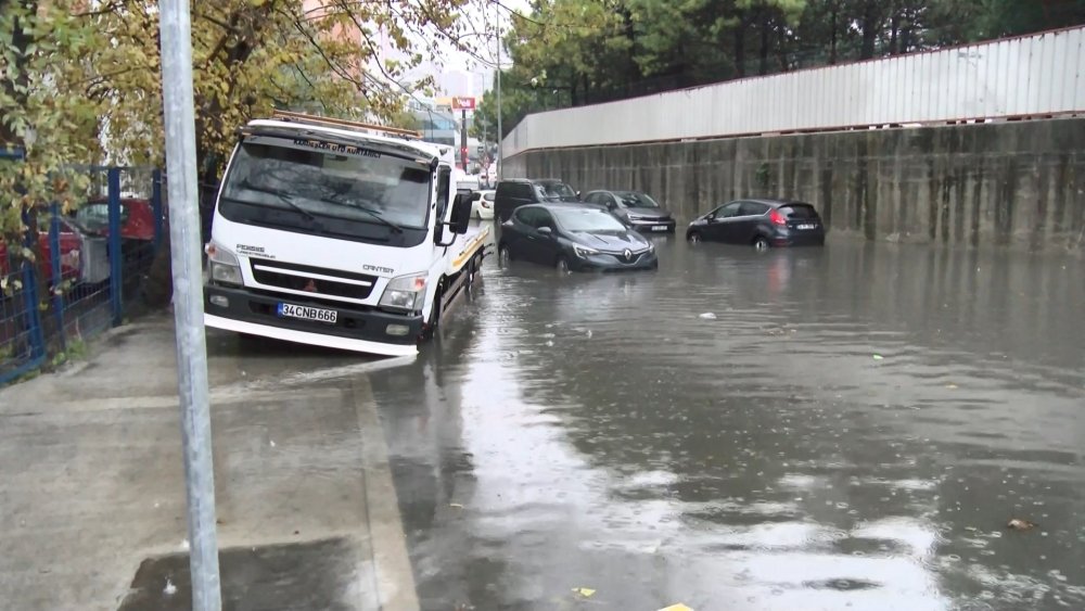 Beykent Sanayi Sitesi'ni su bastı