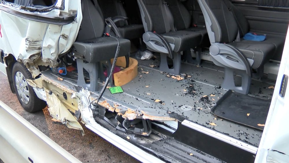 Servis minibüsü bariyerlere çarptı: 1'i ağır 6 yaralı