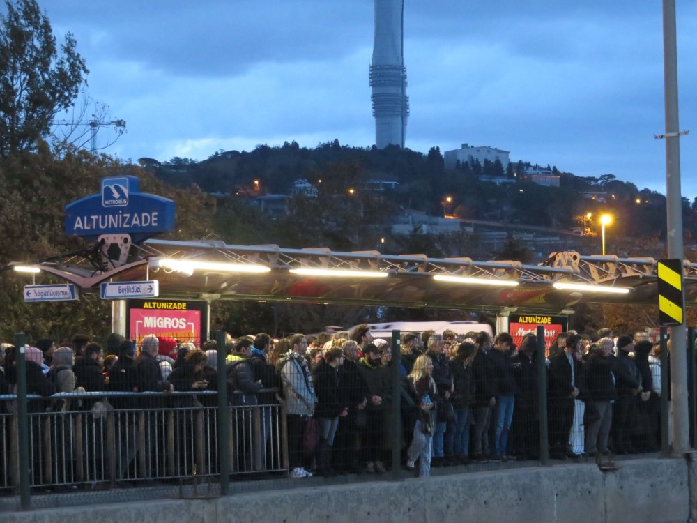 Vapur seferleri iptal edilince Marmaray ve metrobüste yoğunluk oluştu!